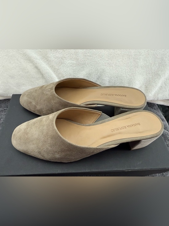 Banana Republic Shoes - Women’s Banana Republic Tan Suede Mules Size 7.5 Mid Block Heel